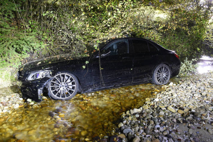 Alkoholisiert und unter Drogeneinfluss mit Mercedes in Bach gelandet bei Wolhusen