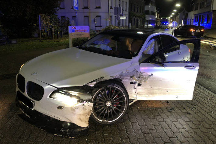  BMW kollidierte frontal mit einem entgegenkommenden Fahrzeug