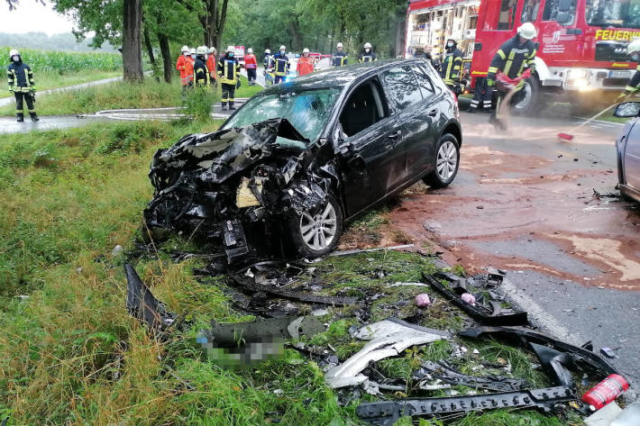 Straße nach schwerem Verkehrsunfall gesperrt
