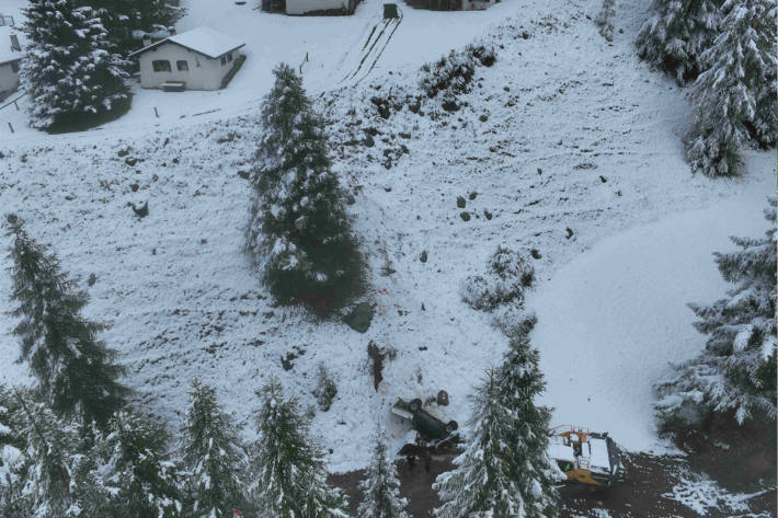 Das Auto kam auf der schneebedeckten Wiese ins Rutschen und fiel einen Abhang hinunter.