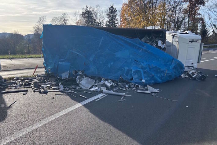 Ladung verstreut auf der Fahrbahn