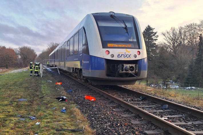 Die Bahnstrecke wurde für die weiteren Bergungsmaßnahmen und Unfallaufnahme voll gesperrt