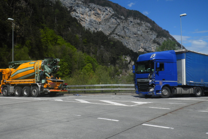 Kollision zwischen LKW und Sattelmotorfahrzeug in Erstfeld