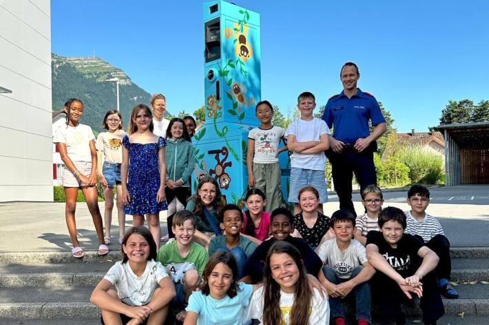 Die Klasse aus Goldau mit ihrem fertigen Kunstwerk