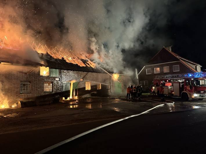 Scheune gerät nach Verkehrsunfall in Brand