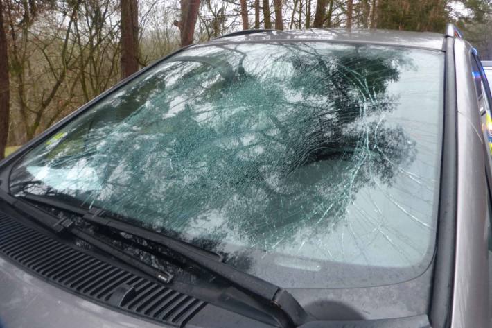 Eine Eisplatte hat gestern in Reichshof die Windschutzscheibe eines entgegenkommenden Fahrzeuges getroffen.