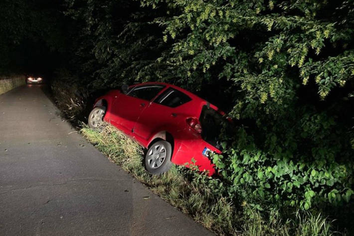 Nach dem Aufprall auf die Leitplanke wurde das Auto zurückgelassen.