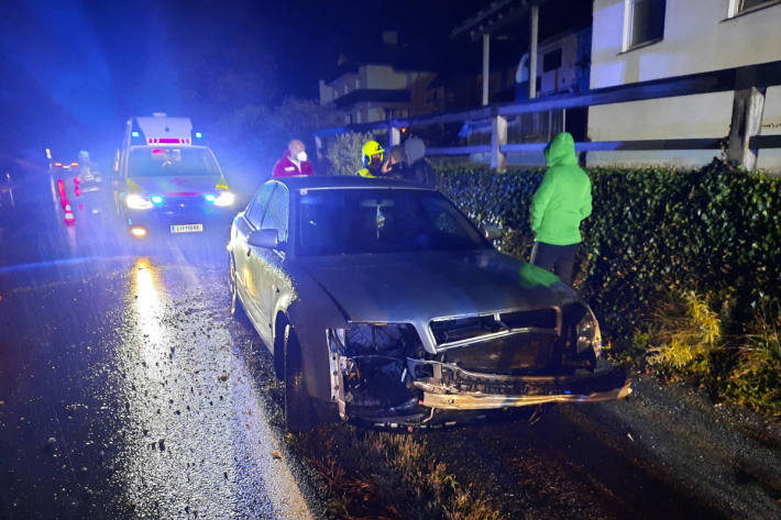 Pkw prallte gegen Mauer in Ardning