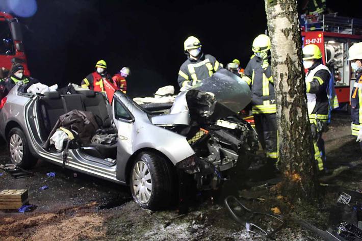 In dem verunfallten Fahrzeug befanden sich vier Personen, die zum Teil schwer verletzt und in dem PKW eingeklemmt waren