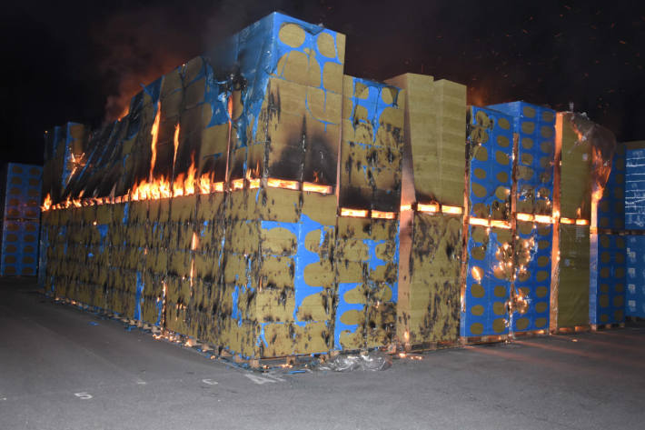 Paletten in Flums in Brand geraten