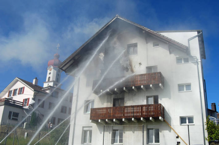 Löscharbeiten am Wohnhaus in Luthern