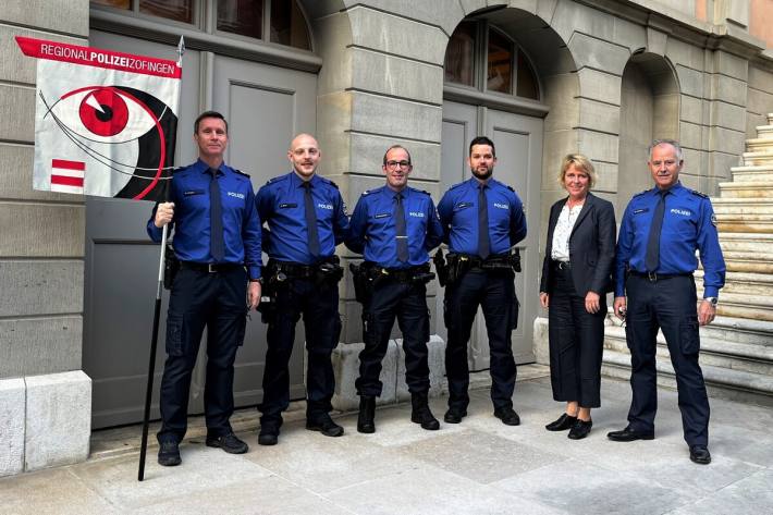 v.l.n.r. Adj Reto Tresch (Stv. Leiter Regionalpolizei), Pol Sascha Senn, Kpl Andreas Schumacher, Pol Sebastian Binder, Christiane Guyer (Stadtpräsidentin und Ressortvorsteherin), Oblt Stefan Wett- stein (Leiter Regionalpolizei)