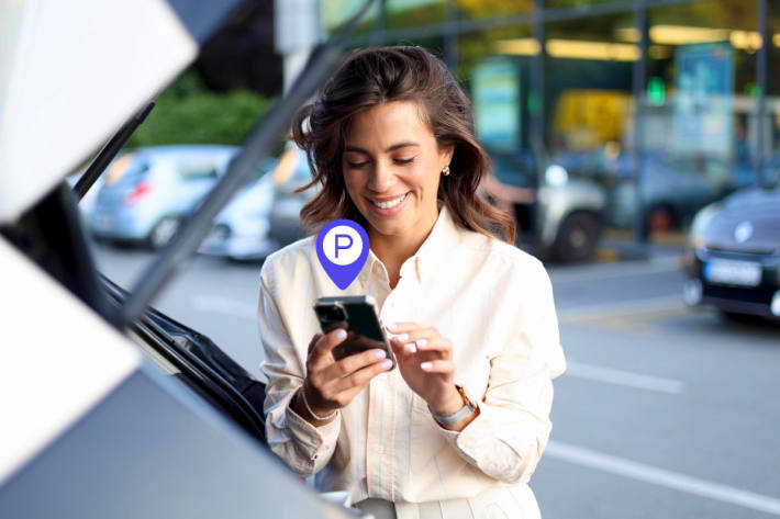 Über die App können Innsbrucker freie Parkplätze in ihrer Nähe buchen.