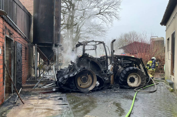 Trecker brennt in Recklinghausen - Feuerwehrmann verletzt