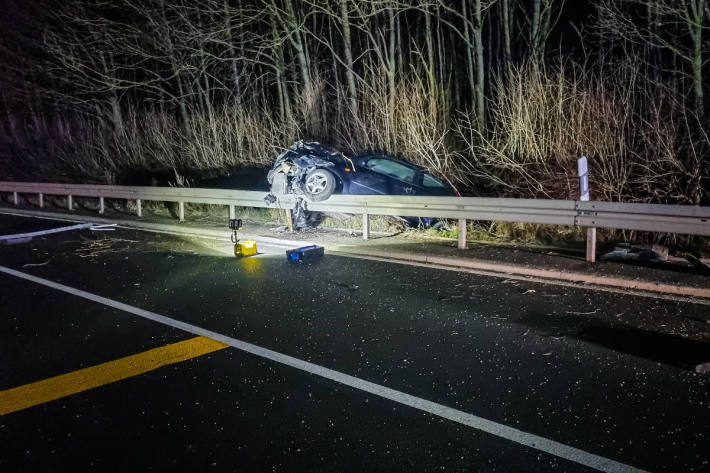 Bei nächtlichen Unfall auf Leitplanke gelandet