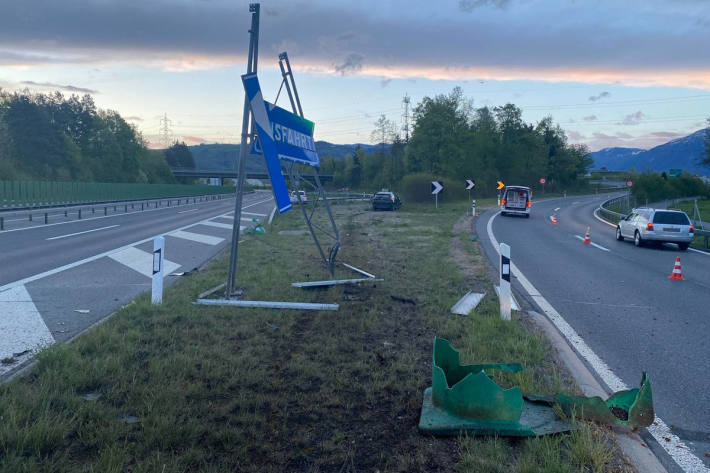 Autolenker prallt bei Autobahnausfahrt der A14 in Verkehrstafel