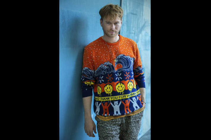 Julian Zigerli präsentiert den Pullover.