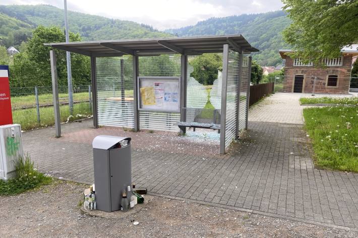 Wartehäuschen beschädigt