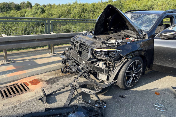 Die Insassen des PKW verletzten sich bei dem Unfall