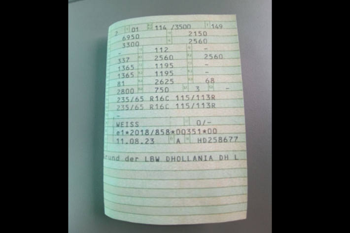 Aus diesem Fahrzeugschein geht hervor, dass Leergewicht und zulässiges Gesamtgewicht identisch sind.