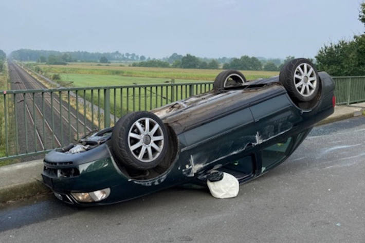 Überschlagenes Unfallfahrzeug bei Celle / Adelheidsdorf 