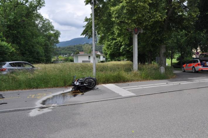 Der Motorradfahrer musste von der Rega ins Spital geflogen werden.