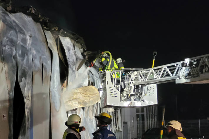 Gebäudebrand in einem Industriegebiet in Lennestadt-Altenhundem.