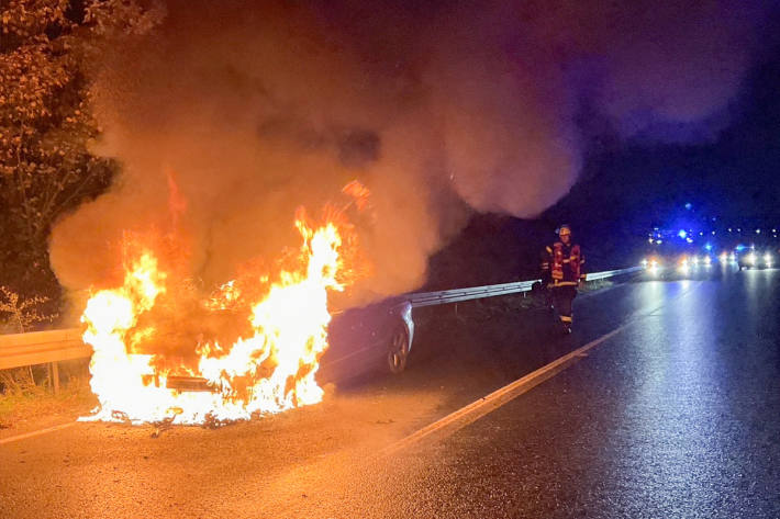 Das Auto stand beim Eintreffen der Feuerwehr bereits in Vollbrand.