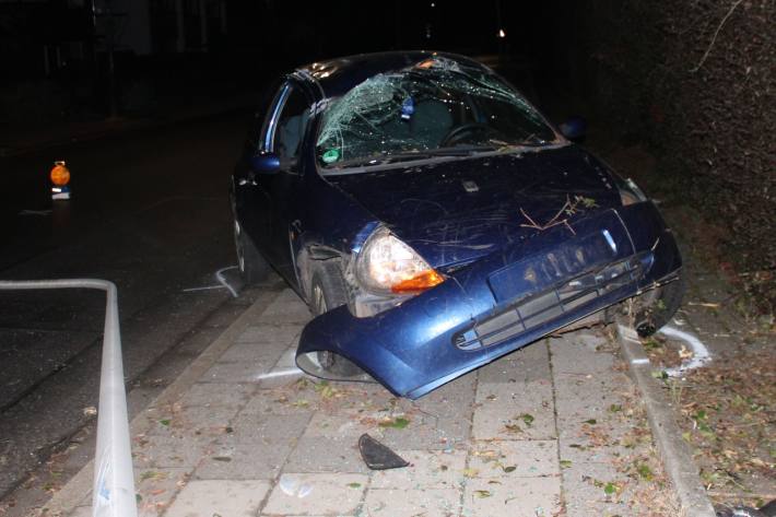 Düren – Der oder die Lenker/in beging Fahrerflucht