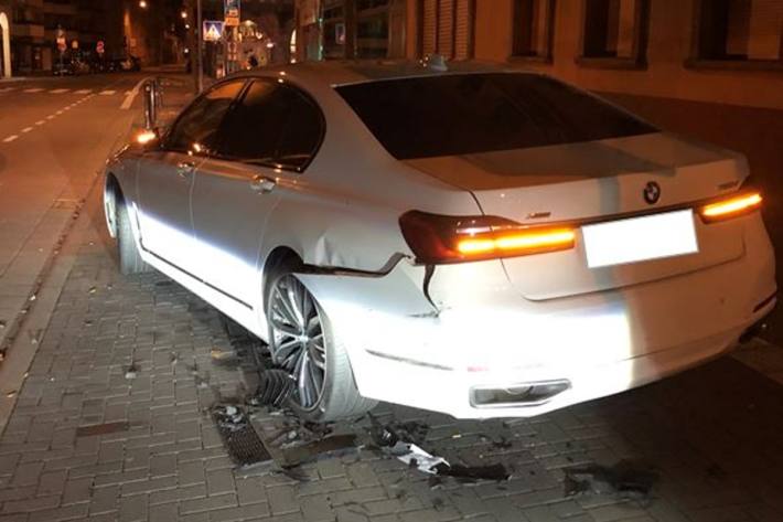 Ein BMW wird nach einem Unfall in Worms gesucht.
