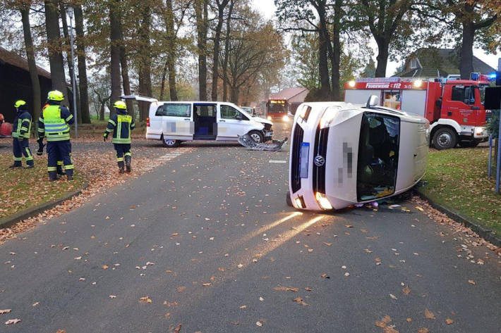 Kleinbus mit Schulkindern in Unfall verwickelt Bothel