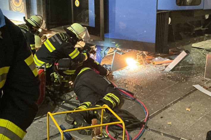 Mit einem Plasmaschneider zerteilte die Feuerwehr Stahlteile.