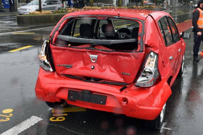 Das Auto wurde von einem Lastwagen massiv zerstört.