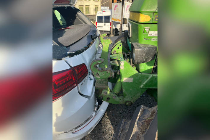 Traktor prallt in Auto – eine Person unbestimmt verletzt