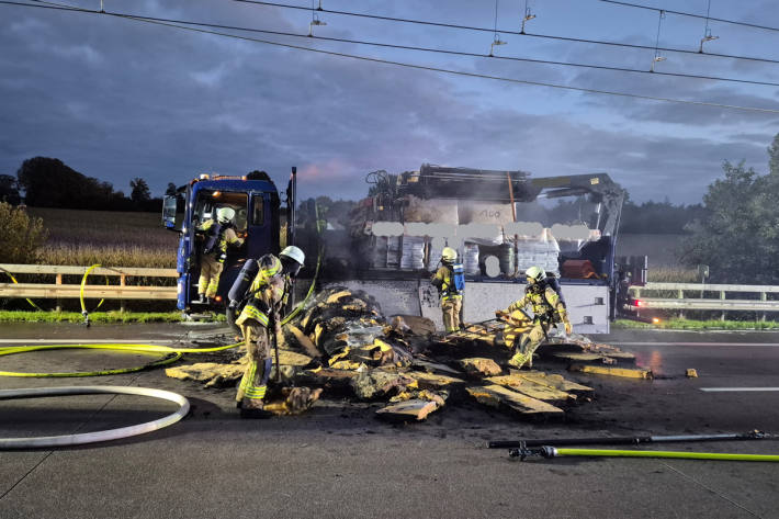 Wegen des Brandes musste die A1 auf dem Abschnitt komplett gesperrt werden.