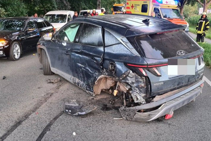 Die Fahrerin prallte zuerst auf einen Lkw.