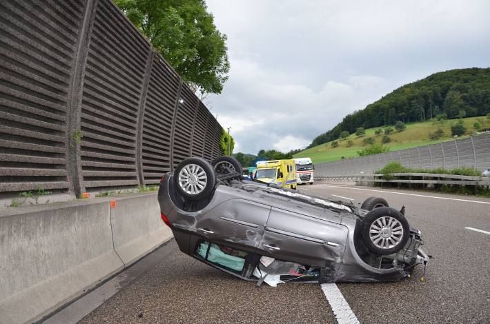 Beim Verkehrsunfall auf der A2 bei Zunzgen BL erlitt die junge Autofahrerin einen Schock.