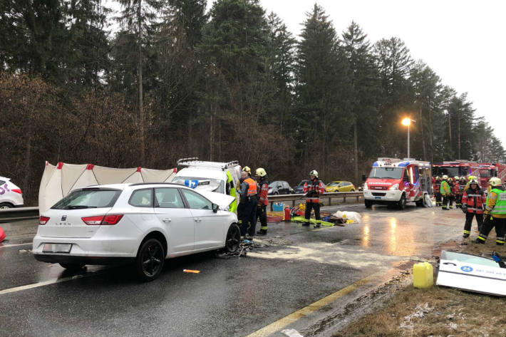 Drei Personen wurden teils schwer verletzt.