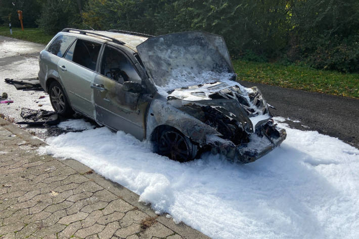 Brennender Pkw auf dem Parkplatz Bergkloster in Gau-Bickelheim