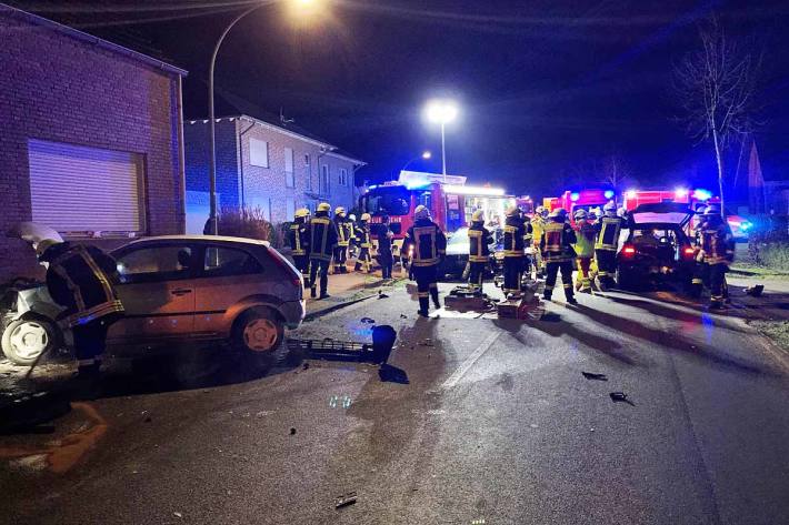 Der Fahrer war in einem VW Lupo unterwegs, sein Fahrzeug prallte gegen drei an der Straße geparkte PKW  in Goch