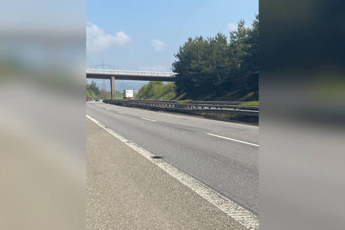 Sattelzug beschädigt 20 Schutzplanken auf der A63 und fährt einfach weiter