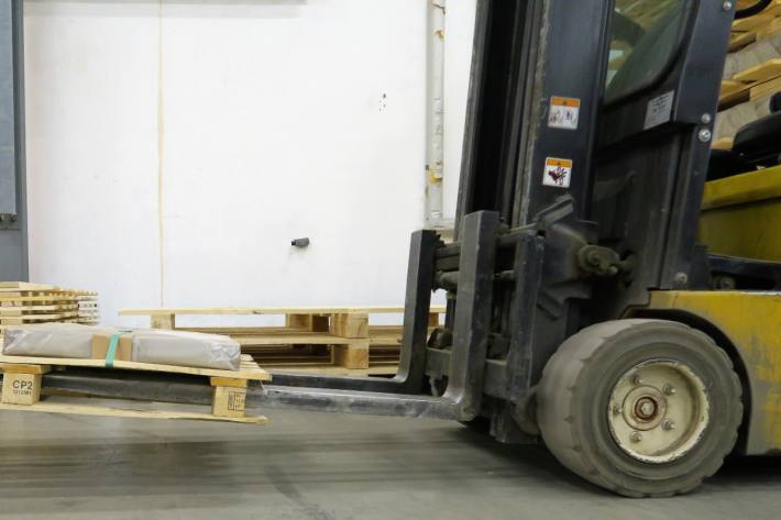 Junge Frau verletzt sich bei der Arbeit in Ennenda.