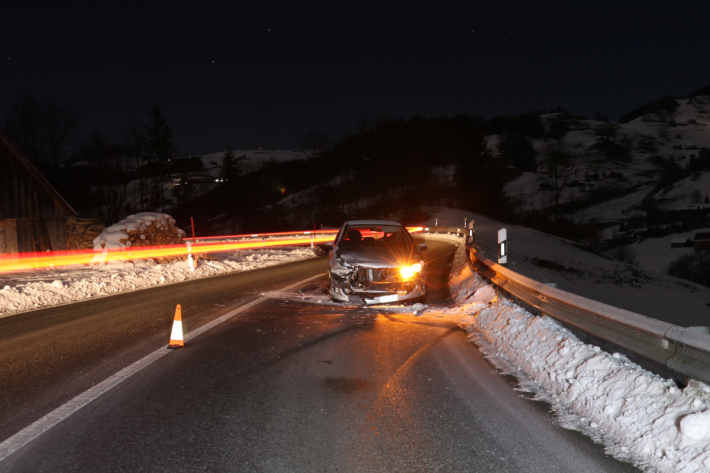 Selbstunfall aufgrund vereister Fahrbahn