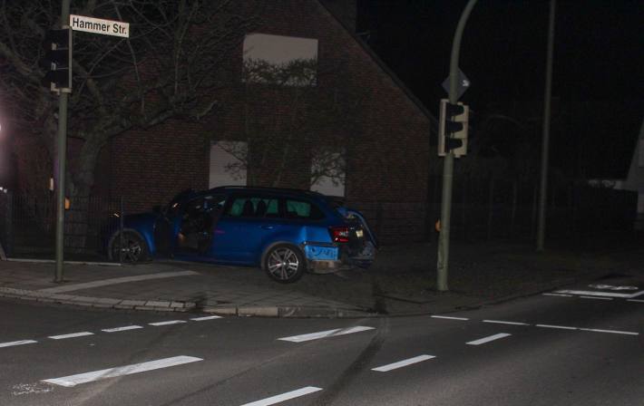 Autofahrt endet im Vorgarten – Fahrer alkoholisiert