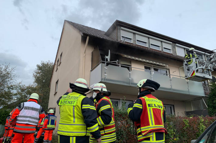 Mensch stirbt bei Wohnungsbrand