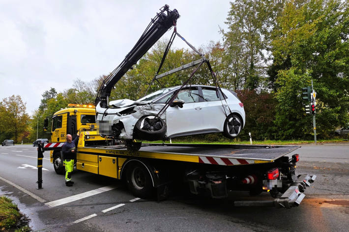 Das E-Fahrzeug wurde bei dem Unfall in die Böschung geschleudert.