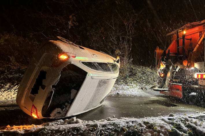 26-Jähriger versucht Kollision mit Schneepflug zu verhindern und landet auf der Seite