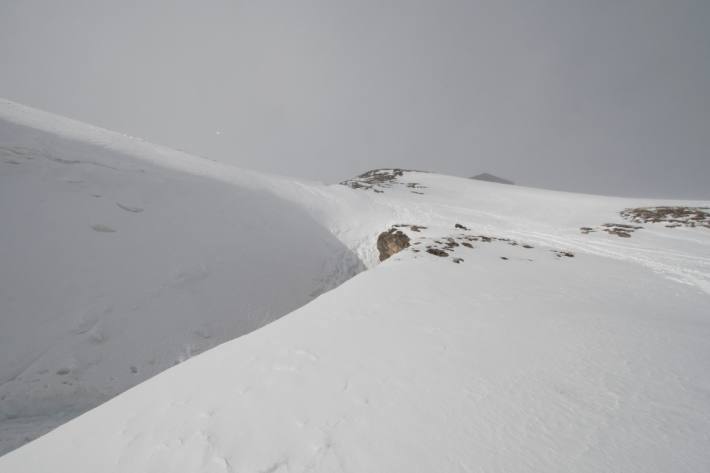 In Laax hat sich ein tragisches Unglück ereignet. Ein junges Mädchen ist neben der Skipiste ums Leben gekommen.