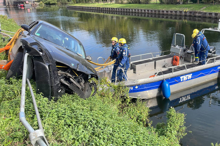 THW-Einsatzkräfte setzen einen Anschlagpunkt vom Wasser aus.