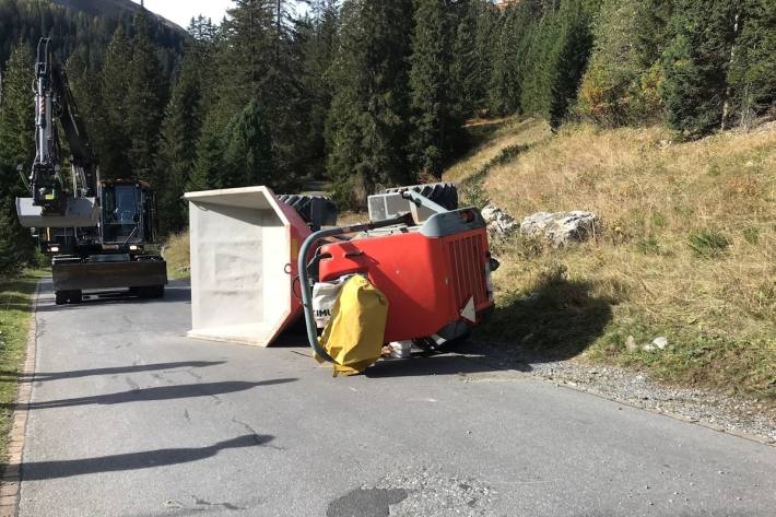 Der Fahrer wurde bei dem Unfall mittelschwer verletzt